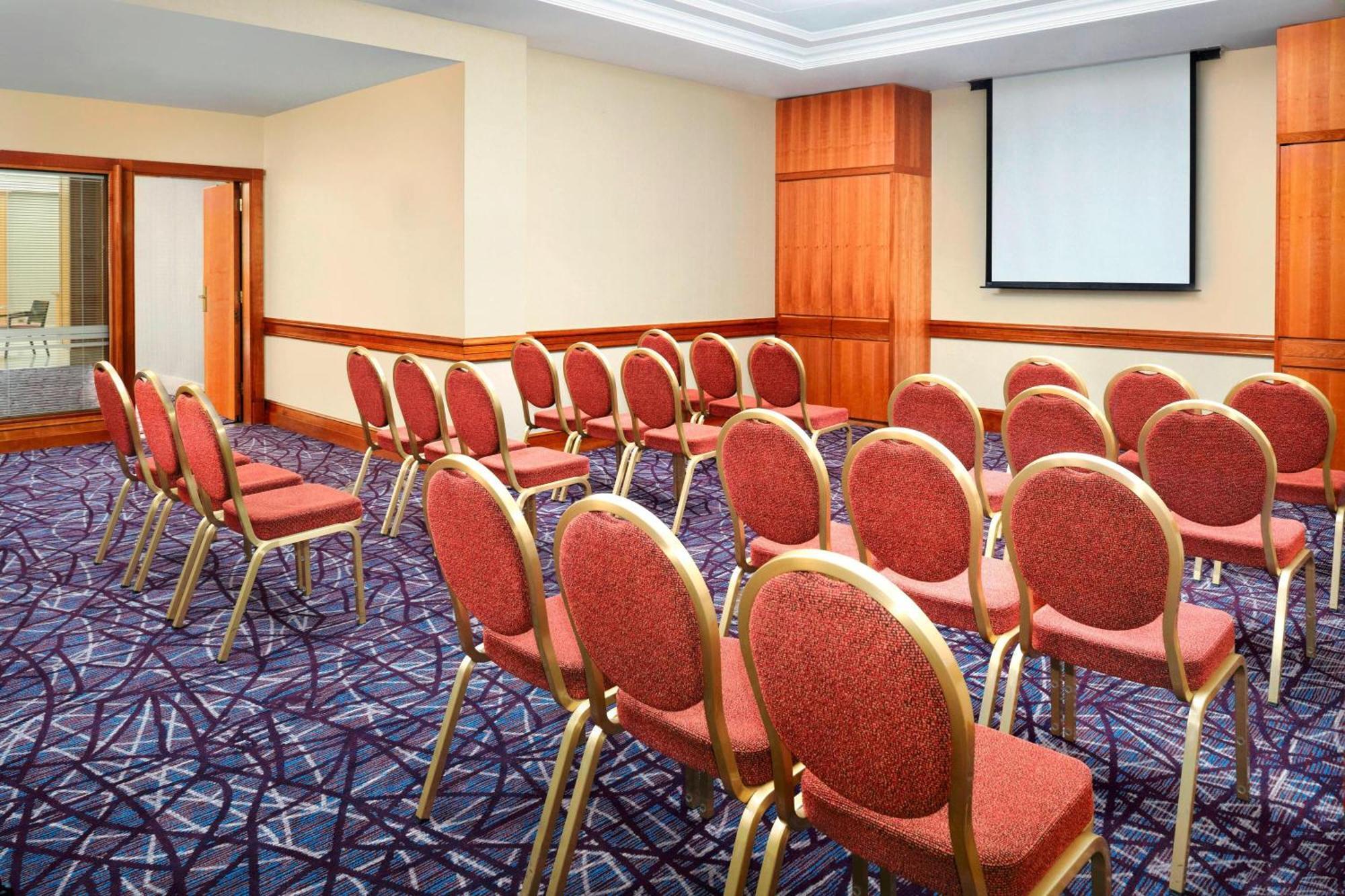 Sheraton Skyline Hotel London Heathrow Ґіллінґдон Екстер'єр фото