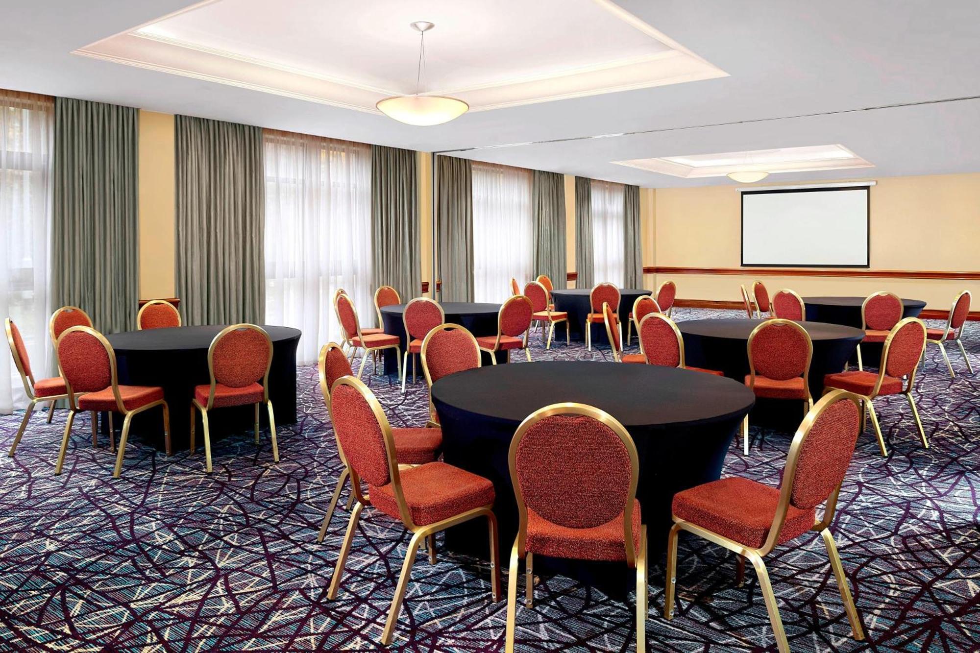 Sheraton Skyline Hotel London Heathrow Ґіллінґдон Екстер'єр фото
